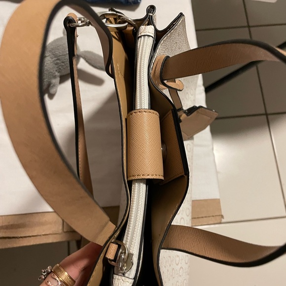 GUESS White and Tan Logo Print Crossbody Purse - Picture 10 of 16